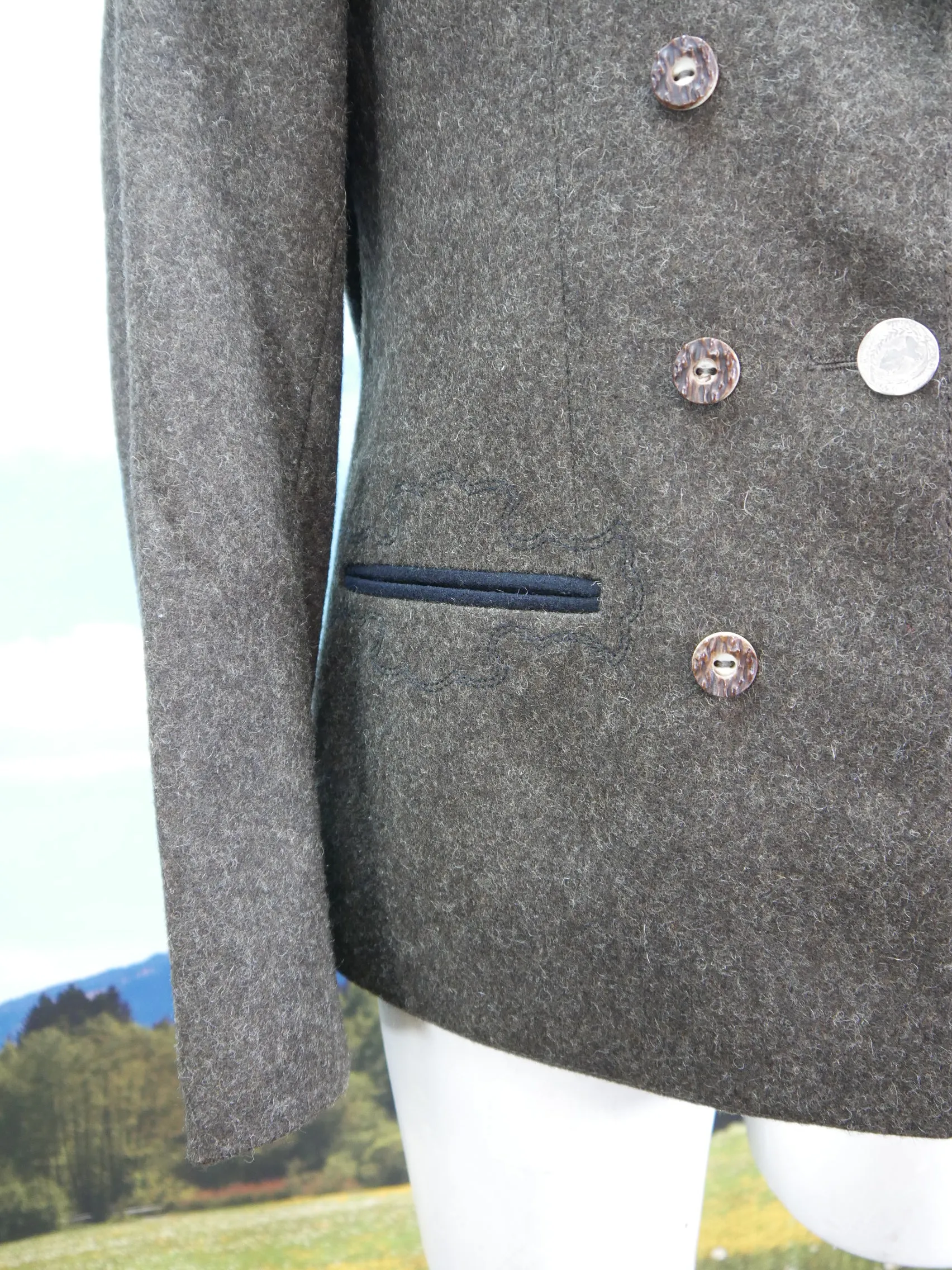 Adlmaier Rosenheim neuwertig brauner Janker Stickerei Trachtenjacke Jacke Gr.46