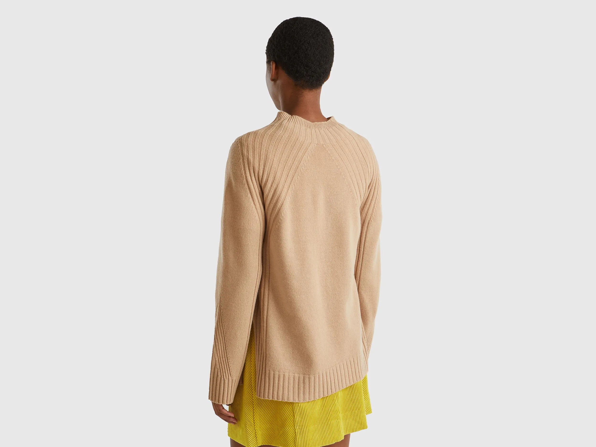 Hochgeschlossener Pullover mit Schlitzen