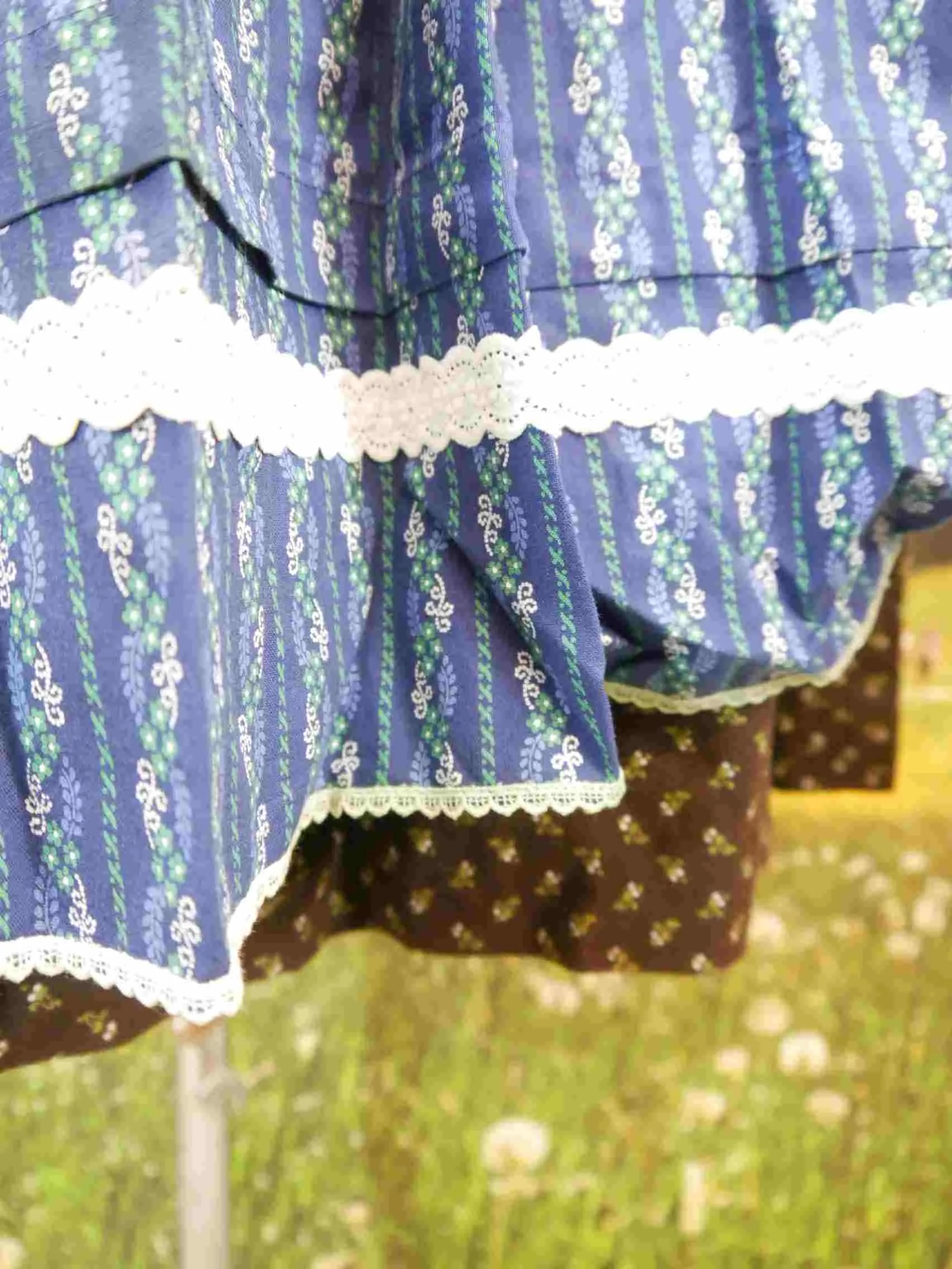 Hochgeschloßen braun mit Stehkragen und Blumen süßes Dirndl mit Schürze Gr.38