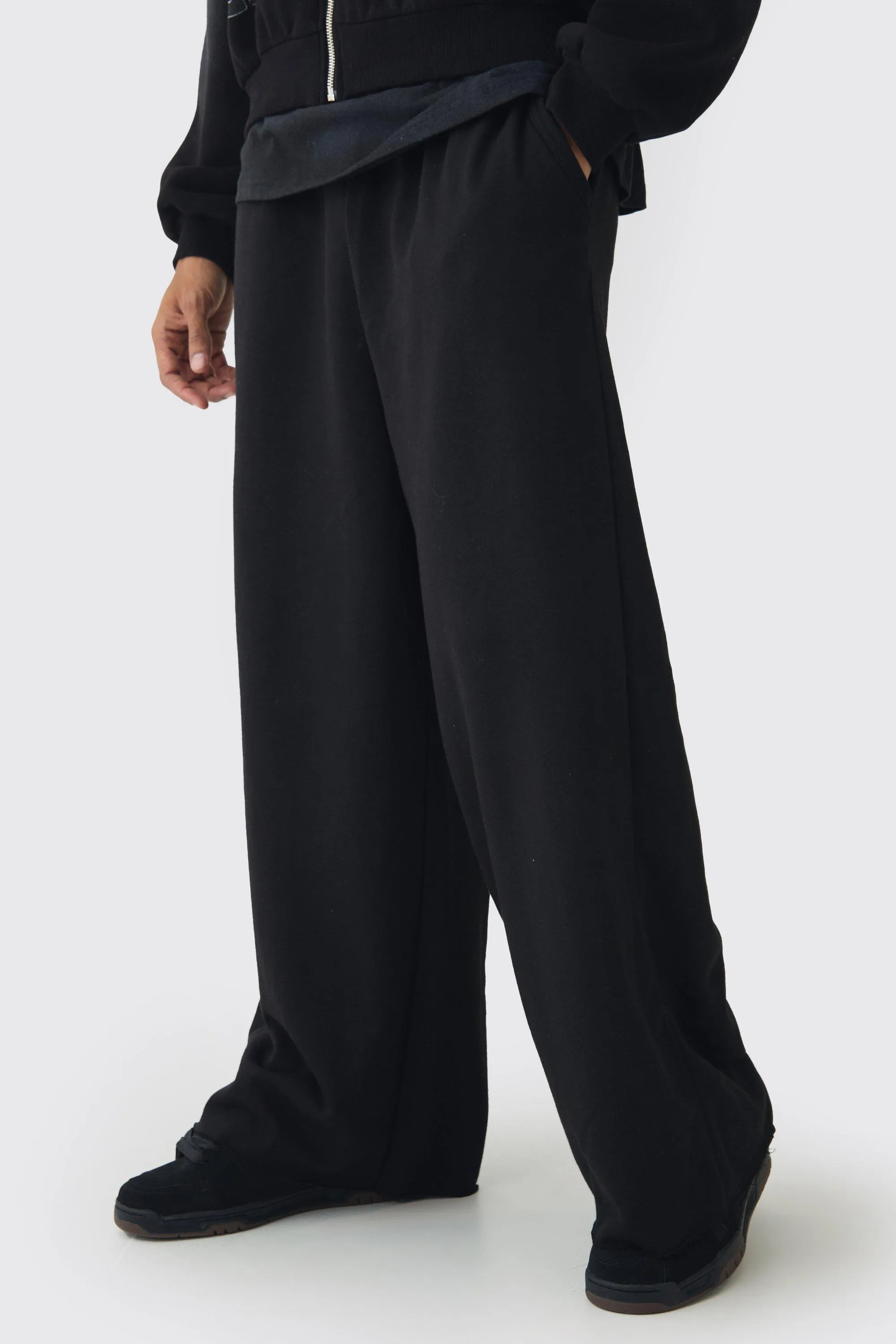 Jogginghose mit extrem weitem Bein und rohem Saum