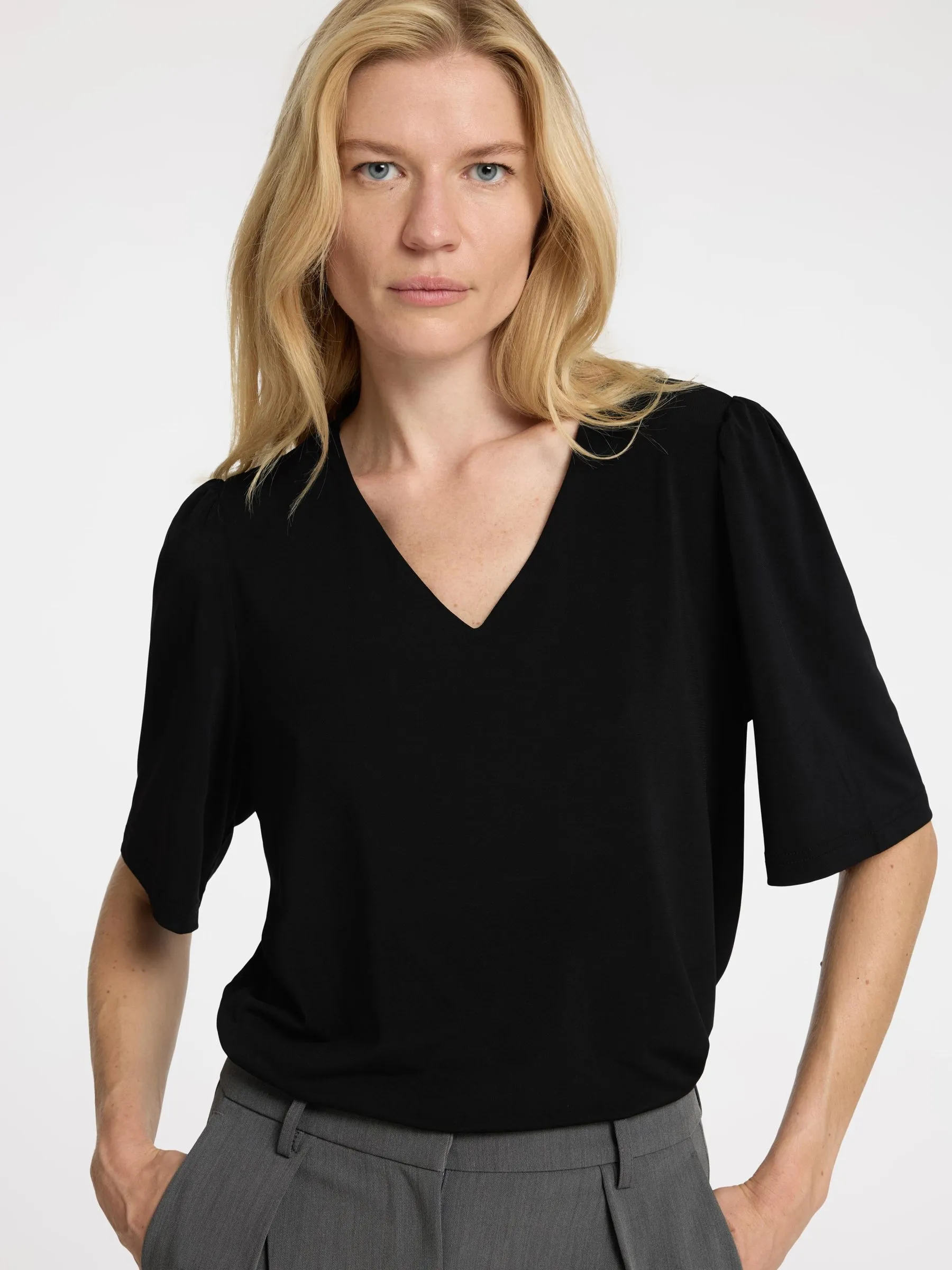 LOOSE FIT TOP MIT V-AUSSCHNITT
