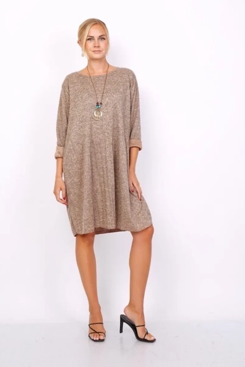 Strickkleid mit Modeschmuck